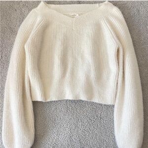 H&M women’s cropped Cream V-Neck Sweater